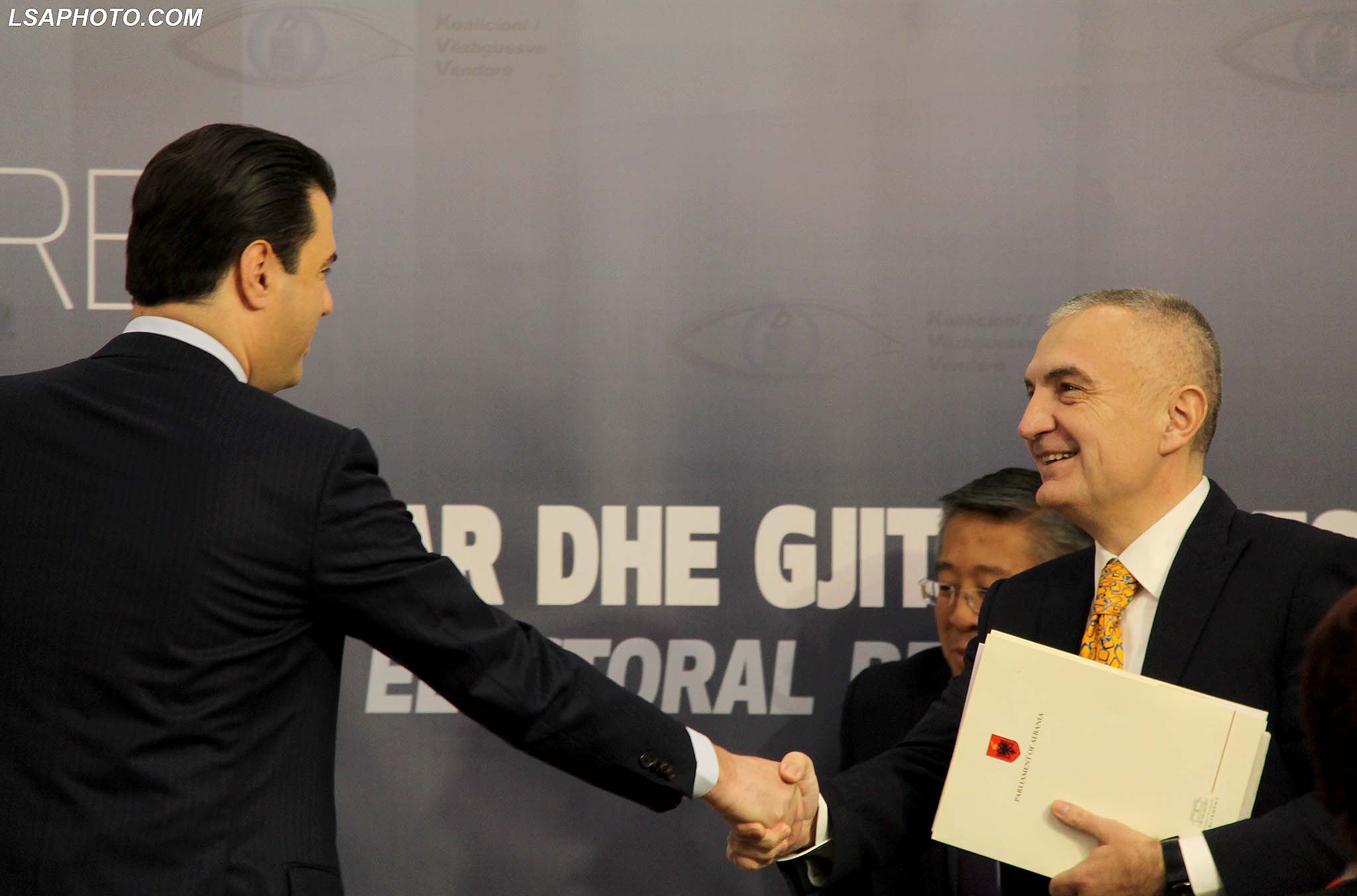 Kryetari i PD, Lulzim Basha, Kryetari i Kuvendit, Ilir Meta dhe Ambasadori Amerikan ne Tirane, Donald Lu, gjate konferences "Korrupsioni zgjedhor, nevoja per nje reforme elektorale te thelle dhe gjitheperfshirese", e iniciuar Koalicioni i Vezhguesve Vendore, ne hotel Tirana./r/n/r/nLeader of the Democratic Party Lulzim Basha, Parliament Speaker Ilir Meta and American Ambassador in Tirana Donald Lu during a conference about the necessity of the Electoral Reform.