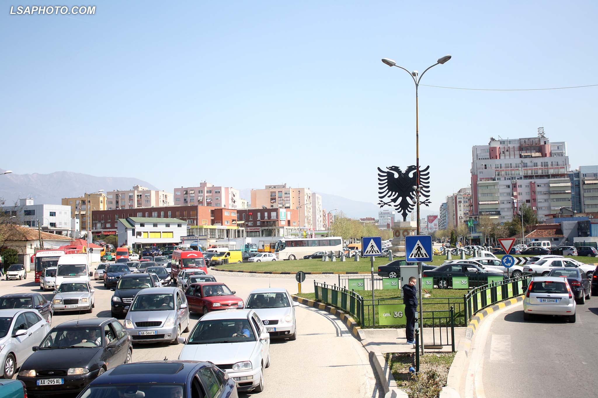 Trafik i renduar i makinave prane sheshit Shqiponja, pas bllokimt te autostrades Tirana-Durres, e cila do te asfaltohet ne aksin Tirane-Vore./r/n/r/nHeavy traffic near the turning of Kamez, after blocking Tirana-Durres highway.