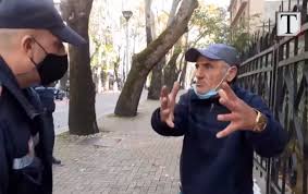 Video/ Policia Bashkiake bën "namin", gjobit dhe përzë qytetarin që shiste  libra në rrugë: Zotëri je i paligjshëm ti... - Të Paekspozuarit