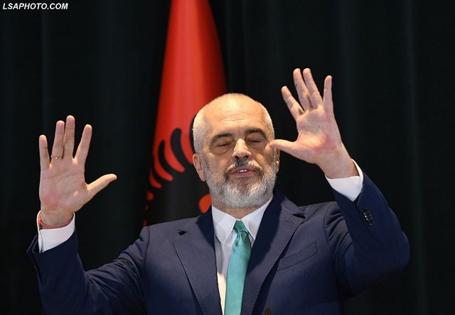 “Është një kaçak si Haxhi Qamili”/ Meta i përgjigjet etiketimeve të